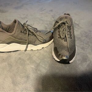 Nike Women's Taupe and White Athletic Shoes